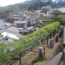 高台に向かう石段沿いにあり、付近の景観も楽しめます