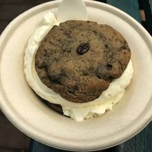 クッキーサンドアイス