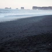 黒い小さな石の海岸線