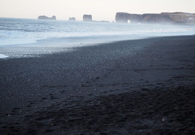 黒い小さな石の海岸線