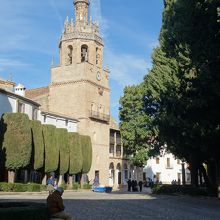 静謐な雰囲気の庭に面した鐘楼。