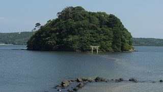 小島神社　干潮時だけ渡れる