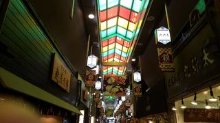 狭い路地でもの食うな！