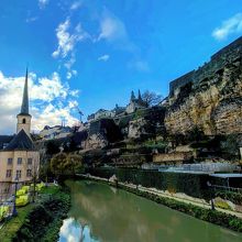 要塞と修道院　川沿いを散歩できます。