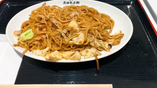 イオンモール京都桂川のフードコートで賑わっていた焼きそばのお店です