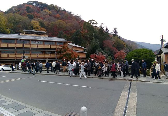 渡月小橋の真ん前にあって大きく「峯嵐堂」の文字