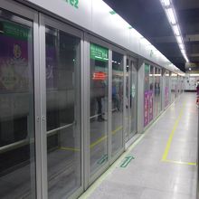 ホームはかなり近代的。