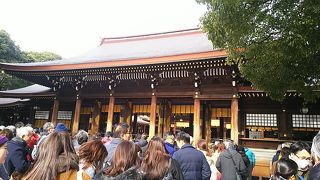 大きな賽銭箱と御朱印の列に(@_@;)