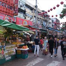 屋台がずらりと並ぶアロー通り。
