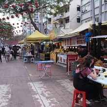 あれこれ覗いてみて、食べたい物を決めましょう。