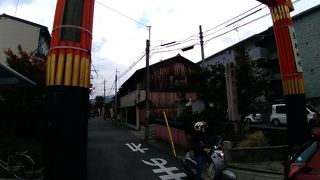 鳥居が普通の道にかかっているのが興味深くたいへんきれい