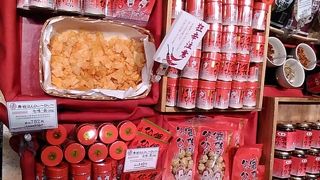 超おすすめの商品は、辛い唐辛子をふんだんに使ったせんべいや豆菓子です。