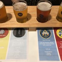 ホテル内の4taps Barでのクラフトビール飲み比べ