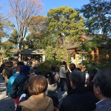 参拝者の列。御朱印の方も大行列。