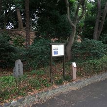 石碑と案内板。