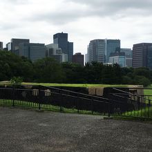 天守台の奥に見える大奥跡。