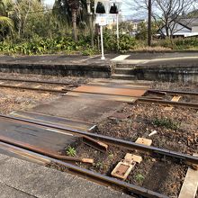 青島駅、ホームを移るとき線路を渡りました