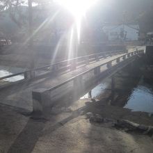 宮島歴史民俗資料館方面からはこの小橋を渡ってアクセスします