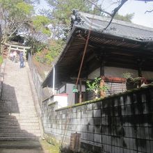 お寺の脇に続く石段の様子