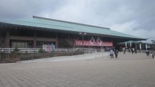 建物の立派さに圧倒されます