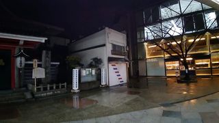 赤緑白黒のカラフルな門は一見の価値あり