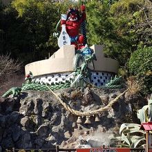 確かにかまどの上に鬼が乗っているが、遊園地っぽい