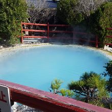 海地獄に負けない、鮮やかな青い池