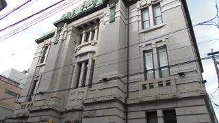 三条通にあるレトロ建築の1つです