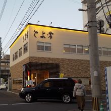 真新しいモダンな店。