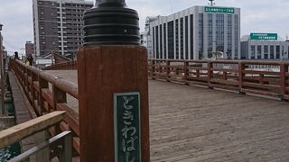 木製の綺麗な橋