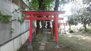 鳥居がポツンと置いてあるだけ