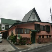 三角屋根のかわいいペンションです。