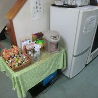 供用の冷蔵庫とお茶類/お菓子が置かれています。