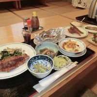 連泊の夕食。地元食材を使った料理が並びます。
