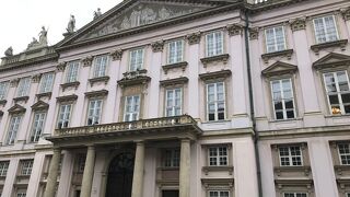 ピンク色の宮殿