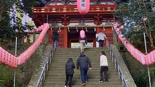 朱塗りで極彩色の装飾が施された楼門は見所タップリ