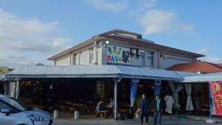 沖縄で「生活」するには必須の場所です。海産物の農産物。お菓子に土産物まで。なんでもあります。