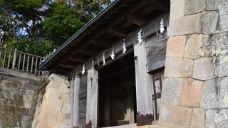 １７曲がりの長い石段を登りきったところにある城門風の門