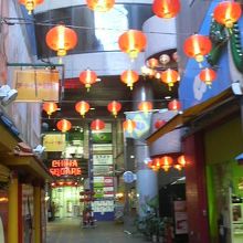入口は春節っぽい提灯が並んでいていい雰囲気です