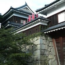 入口（東虎口櫓門）向かって左側にある櫓です