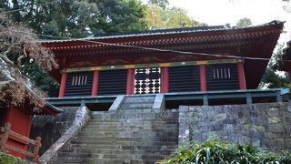 重要文化財に指定されている神庫は、正倉院と同じ校倉造りの宝物庫