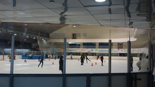 温かい地域での貴重な屋内スケート場