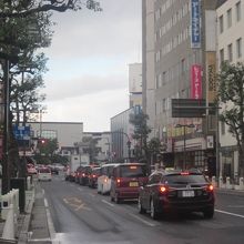 交通量は多い通りですね