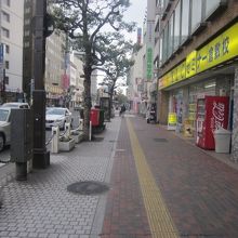 歩道は広々としていて歩きやすいです