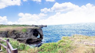 新しく駐車場と商業施設を工事中