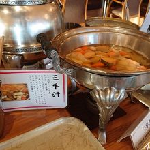 北海道郷土料理「三平汁」です。昆布の出汁に魚と根野菜が良し。