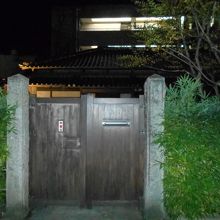 夜の森鴎外旧居門