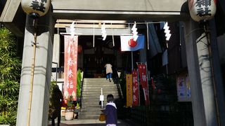 新橋の烏森口を出てすぐにある烏森神社がん封じにご利益あり