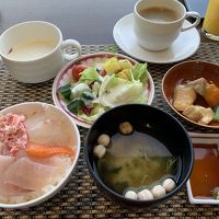 朝食は軽めですが、刺身があるので小丼が楽しめます