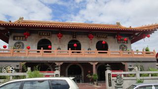チェン・フー・テン（青雲亭）の向かいにある仏教寺院です。